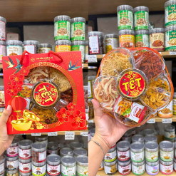 Hộp Qùa Tết Set Khô Lục Vị 2026 (Mực xé, khô gà lá chanh, khô tẩm vị heo, khô tẩm vị bò, chà bông xù) - SETKHO6VI