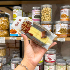 1 Cái Bánh Bông Lan Tam Giác CHUNSANJIAO Vị Socola - Màu Nâu - BBLTGCVS01