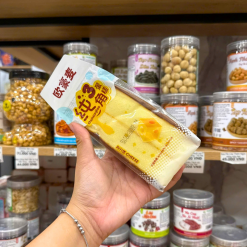 1 Cái Bánh Bông Lan Tam Giác CHUNSANJIAO Vị Phô Mai - Màu Vàng - BBLTGCVPM01