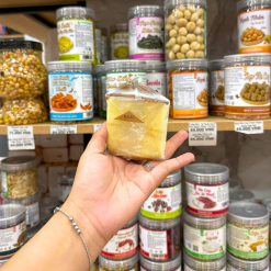 1 Cái Bánh Bông Lan Tam Giác CHUNSANJIAO Vị Phô Mai - Màu Vàng - BBLTGCVPM01