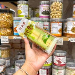 1 Cái Bánh Bông Lan Tam Giác CHUNSANJIAO Vị Trà Xanh - Màu Xanh Lá - BBLTGCVTX01