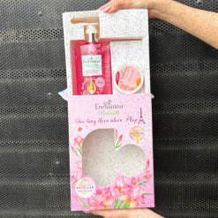 Set Quà Tặng Sữa Tắm Enchanteur Naturelle Hương Hoa Iris & Tẩy Tế Bào Chết Body (Set Màu Hồng) - SETENCHANTEURIRIS