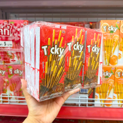 Bánh Que Đũa Phủ Socola Ticky Uni Firms Lốc 13 Hộp - Màu Đỏ - 8858694610072