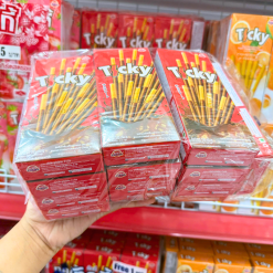 Bánh Que Đũa Phủ Socola Ticky Uni Firms Lốc 13 Hộp - Màu Đỏ - 8858694610072