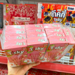 Bánh Que Đũa Phủ Yogurt Dâu Ticky Uni Firms Lốc 13 Hộp - Màu Hồng - 8858694610256