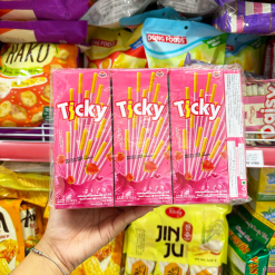 Bánh Que Đũa Phủ Dâu Ticky Uni Firms Lốc 13 Hộp - Màu Hồng - 8858694610096