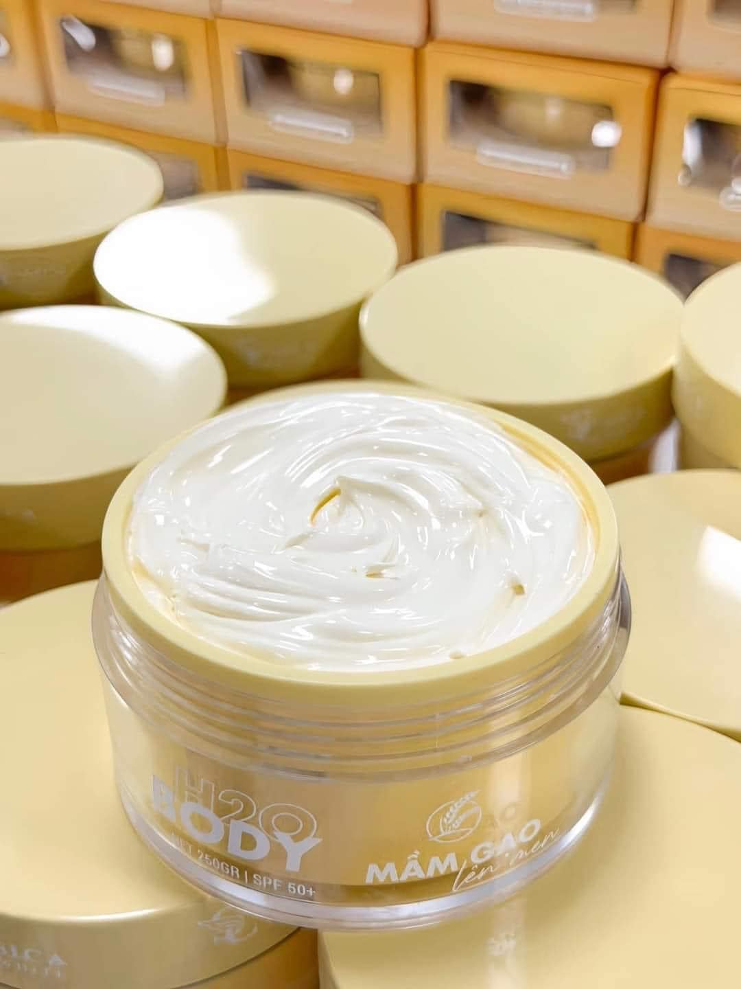 Mê mệt với chất kem Body Mầm Gạo thấm nhanh không nhờn rít Mê mệt với chất kem Body Mầm Gạo thấm nhanh không nhờn rít
