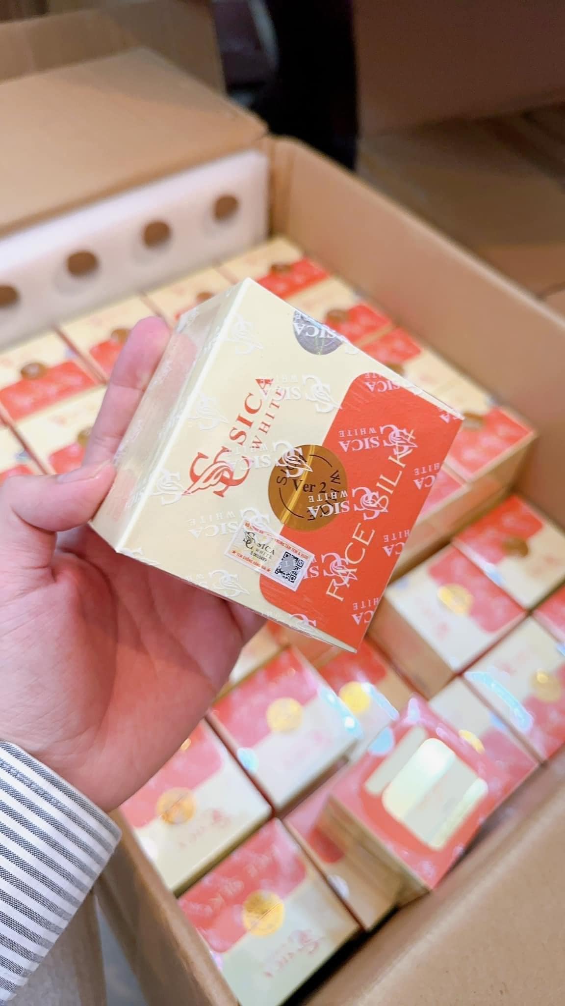 Muốn có làn da trắng hồng căng mịn mà chưa biết lựa chọn dòng sp nào thích hợp thì rinh ngay em này nhé Muốn có làn da trắng hồng căng mịn mà chưa biết lựa chọn dòng sp nào thích hợp thì rinh ngay em này nhé