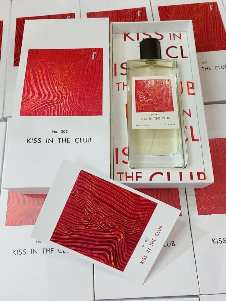 Kiss in the Club lấy cảm hứng từ cảm xúc nồng nhiệt mới chớm nở giữa không khí sôi động và sang trọng Kiss in the Club lấy cảm hứng từ cảm xúc nồng nhiệt mới chớm nở giữa không khí sôi động và sang trọng