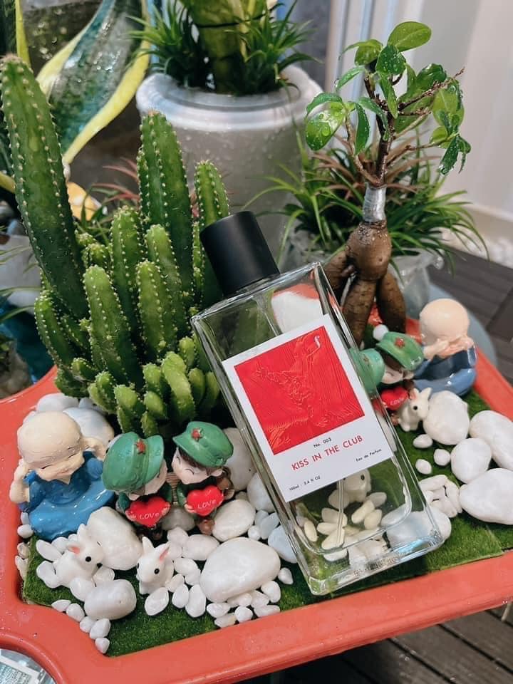 Kiss in the Club lấy cảm hứng từ cảm xúc nồng nhiệt mới chớm nở giữa không khí sôi động và sang trọng Kiss in the Club lấy cảm hứng từ cảm xúc nồng nhiệt mới chớm nở giữa không khí sôi động và sang trọng