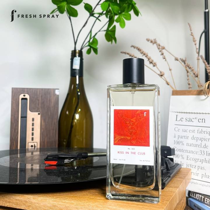 Kiss in the Club lấy cảm hứng từ cảm xúc nồng nhiệt mới chớm nở giữa không khí sôi động và sang trọng Kiss in the Club lấy cảm hứng từ cảm xúc nồng nhiệt mới chớm nở giữa không khí sôi động và sang trọng