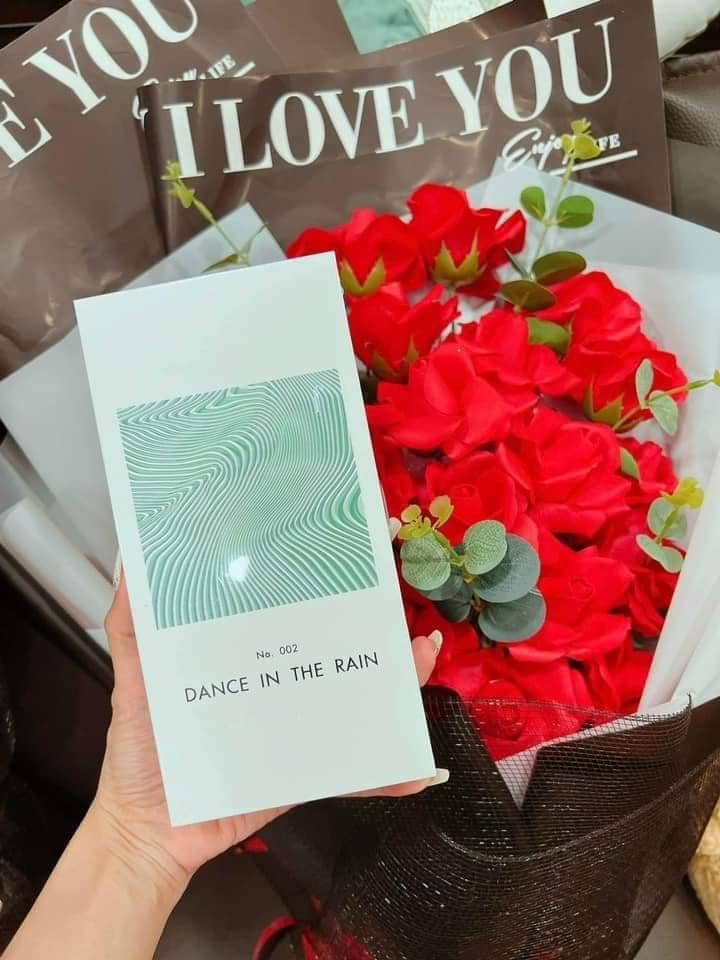 Dance In The Rain khiến ngày thêm tươi mát qua tầng hương trái cây dịu ngọt của Cam Bergamot và Quýt hồng Dance In The Rain khiến ngày thêm tươi mát qua tầng hương trái cây dịu ngọt của Cam Bergamot và Quýt hồng