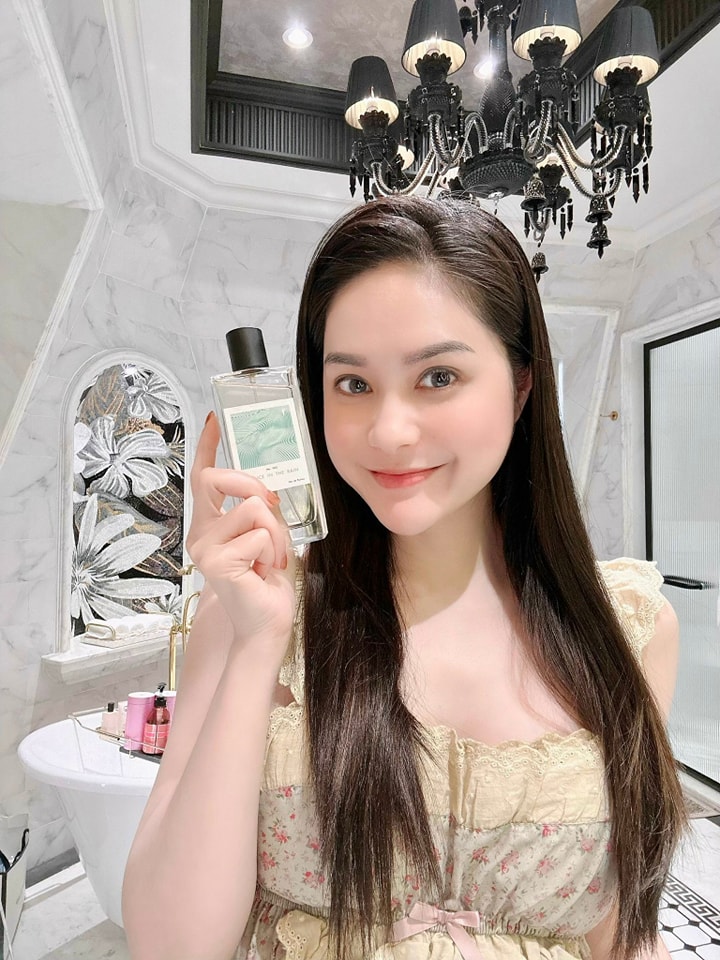 Dance In The Rain khiến ngày thêm tươi mát qua tầng hương trái cây dịu ngọt của Cam Bergamot và Quýt hồng Dance In The Rain khiến ngày thêm tươi mát qua tầng hương trái cây dịu ngọt của Cam Bergamot và Quýt hồng