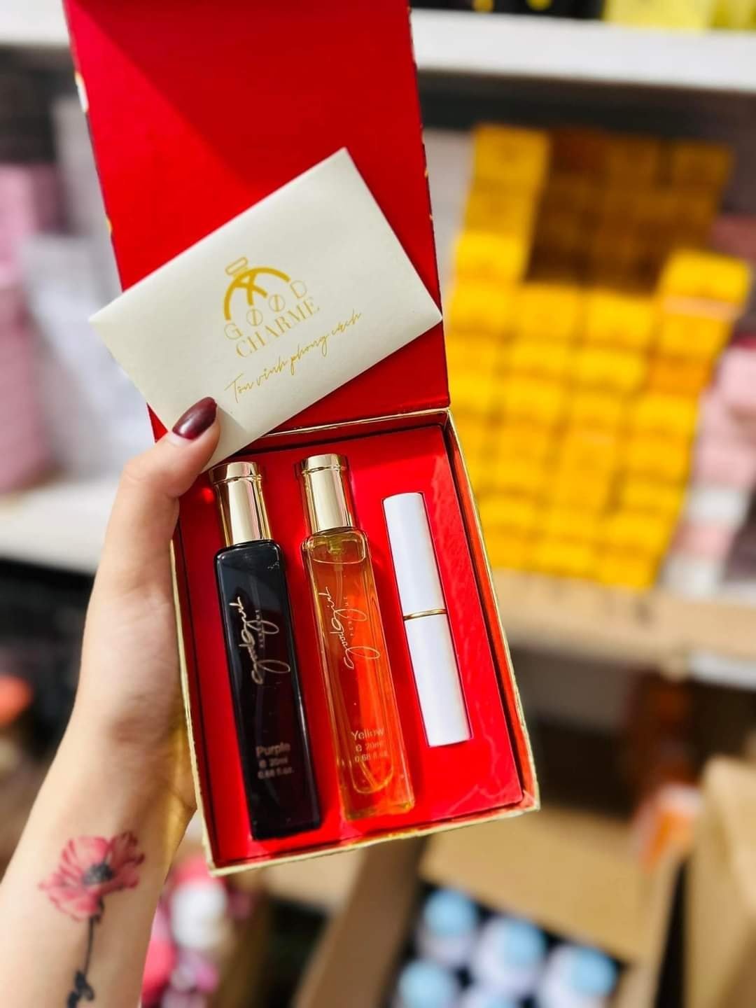 Set Nước Hoa Goodgirl Và Son Môi Cao Cấp Good Charme Với thiết kế chai thon nhỏ gọn tiện lợi và đầy tinh tế Set Nước Hoa Goodgirl Và Son Môi Cao Cấp Good Charme Với thiết kế chai thon nhỏ gọn tiện lợi và đầy tinh tế