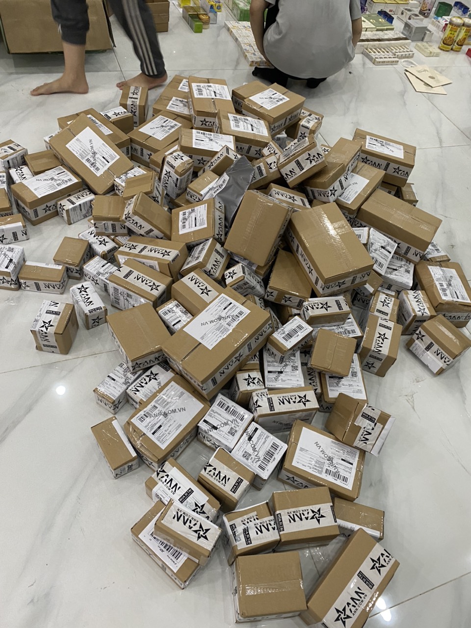 Cả nhà ib cho em, tất cả mỹ phẩm nhà em sẵn hàng nhé.