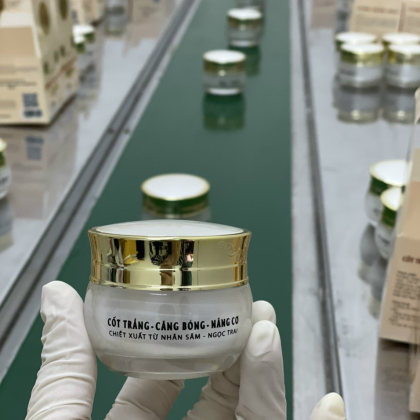 Kem Face cốt trắng ban ngày căng bóng nâng cơ chống nắng Kem Face cốt trắng ban ngày căng bóng nâng cơ chống nắng