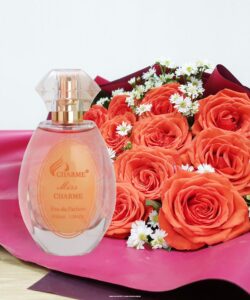 Charme Miss Charme được chiếu sáng bởi nụ cười rực rỡ của hoa và trái cây Charme Miss Charme được chiếu sáng bởi nụ cười rực rỡ của hoa và trái cây