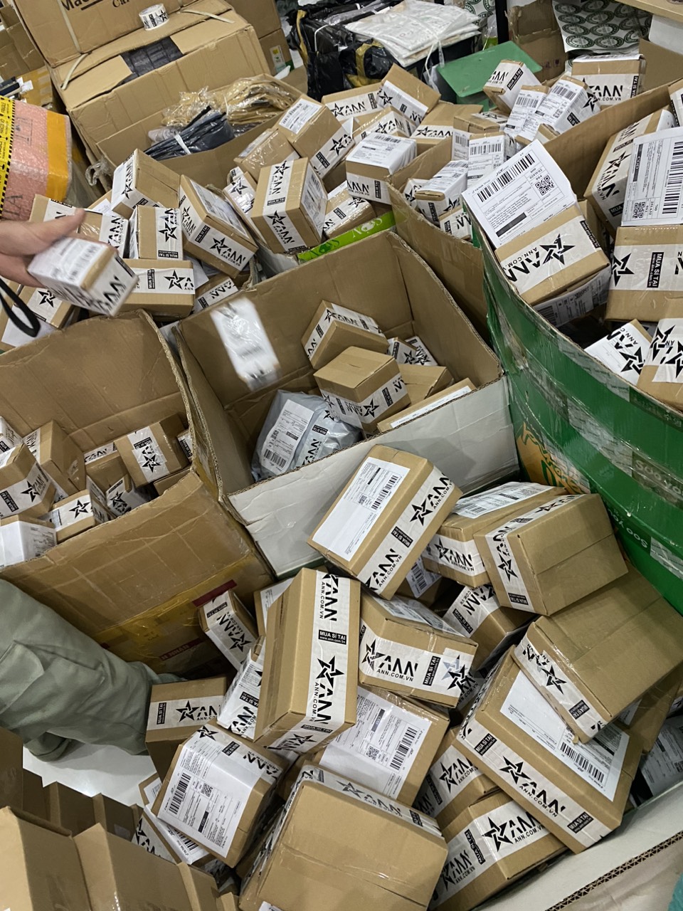 Quần áo mẫu mã đa dạng khách ghé kho nhà em tham khảo nha.