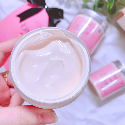 Kem body bông cho làn da trắng sáng rạng rỡ Kem body bông cho làn da trắng sáng rạng rỡ