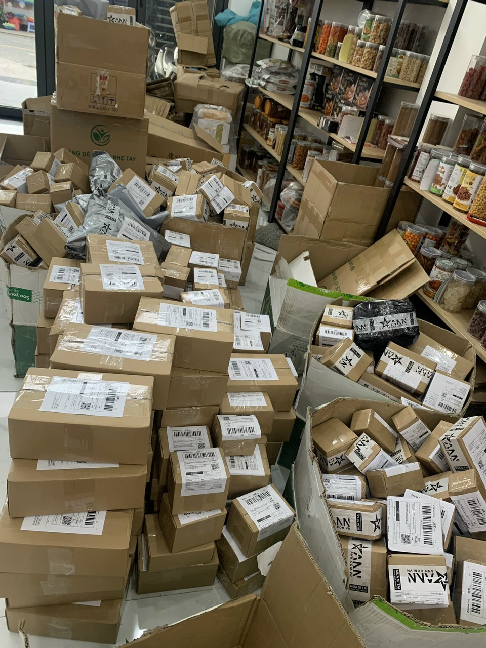 Chị em sỉ quần áo về với đội của em nha.