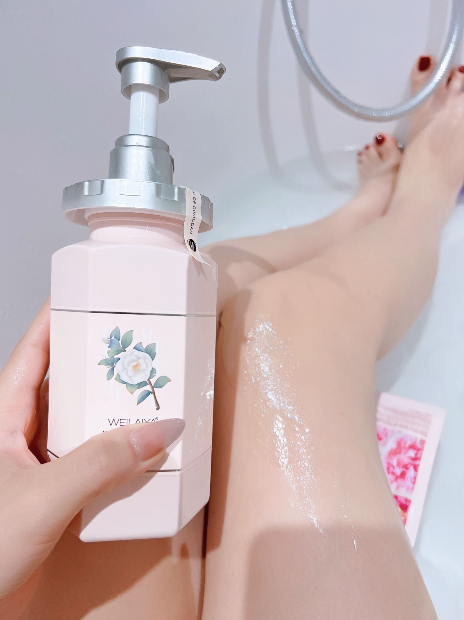 Gel tắm bụi kim cương sang chảnh hoa trà Weilaiya - hương thơm nước hoa cao cấp Gel tắm bụi kim cương sang chảnh hoa trà Weilaiya - hương thơm nước hoa cao cấp