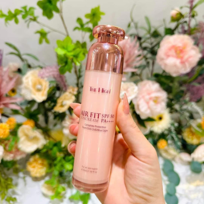 Sữa chống nắng SPF 50+ giúp da chống lại tia UV ngăn ngừa lõa hóa da,phục hồi da khi đi dưới nắng Sữa chống nắng SPF 50+ giúp da chống lại tia UV ngăn ngừa lõa hóa da,phục hồi da khi đi dưới nắng