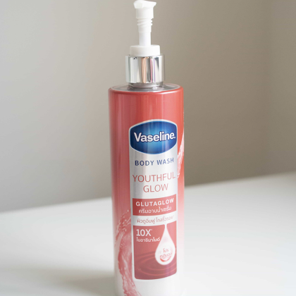 Sữa tắm Vaseline Body Wash Youthful Glow - Màu Đỏ chứa Retinol Sữa tắm Vaseline Body Wash Youthful Glow - Màu Đỏ chứa Retinol