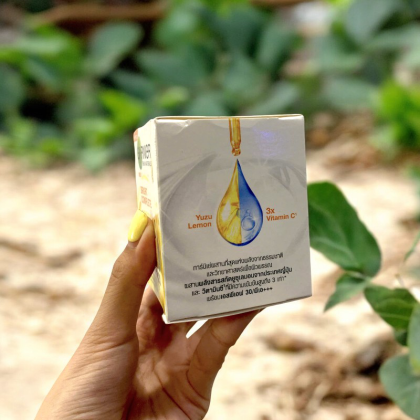 Kem Dưỡng Garnier Tinh Chất Serum Sáng Da Ban Ngày 50ml Kem Dưỡng Garnier Tinh Chất Serum Sáng Da Ban Ngày 50ml