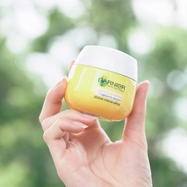 Kem Dưỡng Garnier Tinh Chất Serum Sáng Da Ban Ngày 50ml Kem Dưỡng Garnier Tinh Chất Serum Sáng Da Ban Ngày 50ml