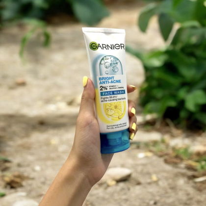 Sữa rửa mặt ngừa mụn Garnier Skin Naturals Bright Complete Anti-Acne Cleansing Foam 100ml Sữa rửa mặt ngừa mụn Garnier Skin Naturals Bright Complete Anti-Acne Cleansing Foam 100ml