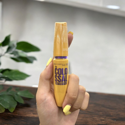 Ưu điểm của Mascara Dưỡng Mi Chắc Khỏe, Làm Dày Mi Maybelline The Colossal Waterproof Mascara màu vàng