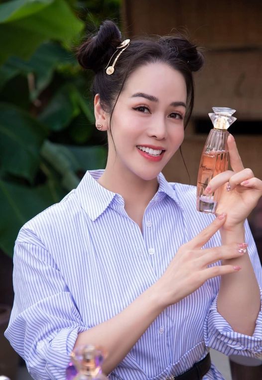 Nước Hoa Nữ Laura Sunshine Bouquet Precieux 100ml Vẻ đẹp gợi cảm quyến rũ Nước Hoa Nữ Laura Sunshine Bouquet Precieux 100ml Vẻ đẹp gợi cảm quyến rũ