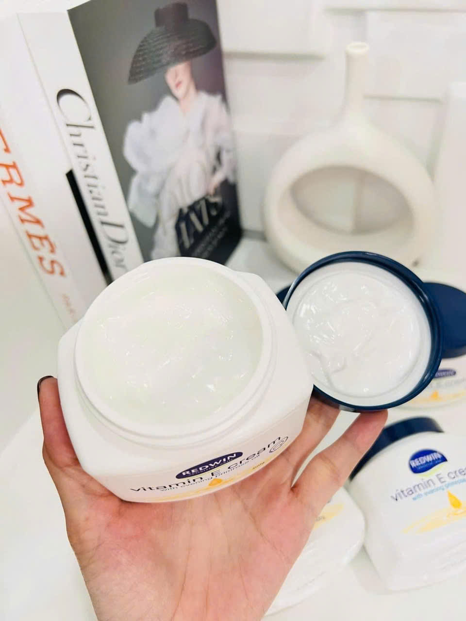 Kem Dưỡng Ẩm Sáng Da Vitamin E Redwin Úc (300g) Kem Dưỡng Ẩm Sáng Da Vitamin E Redwin Úc (300g)