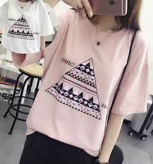 Áo thun nữ in họa tiết siêu phong cách với bí quyết sau