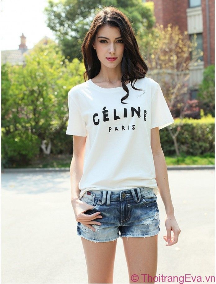 Cách mặc áo thun nữ đơn giản nhưng không hề đơn điệu
