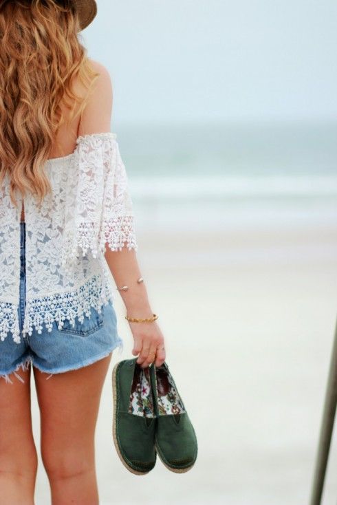 Cách mix trang phục với áo nữ trễ vai