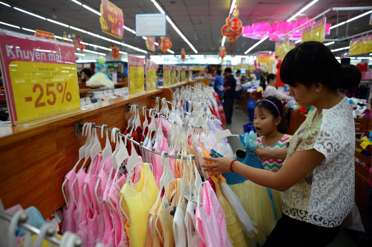 Mua quần áo Tết sớm là một "chiến thuật" thông minh