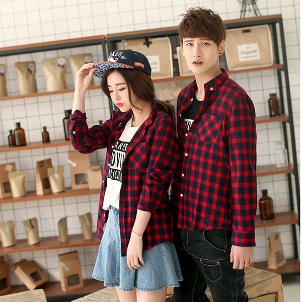 Phối đồ xinh lạ lùng với áo sơ mi và áo thun cặp đôi