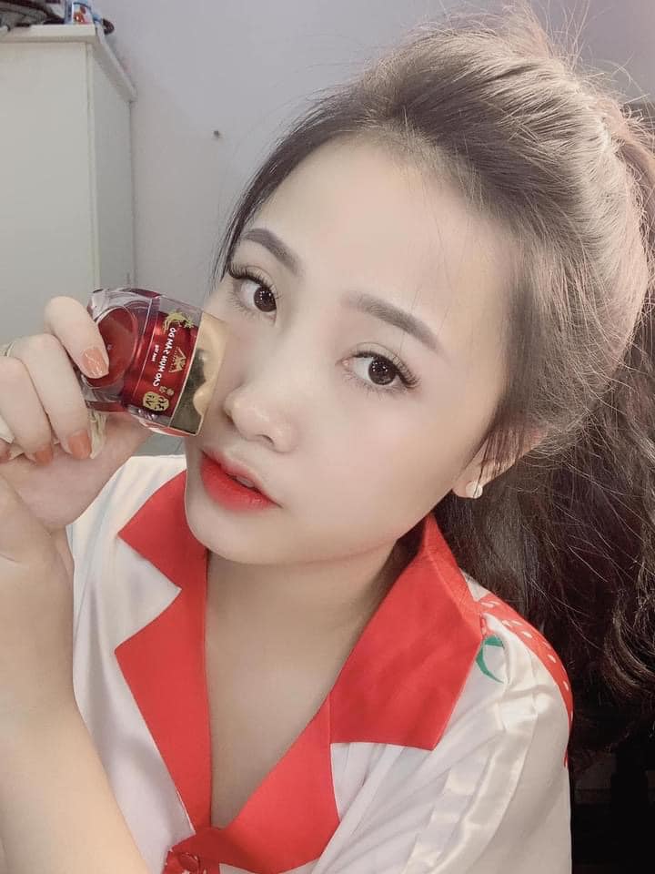 Không còn là nỗi lo mặt mụn nếu bạn có trong tay em cao trị mụn sâm đỏ