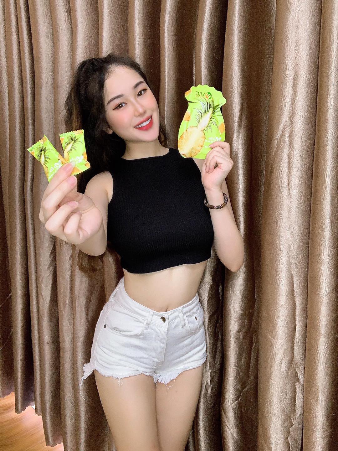 Là con gái dáng phải đẹp, tâm luôn ngọt ngào khi có kẹo dứa VIC