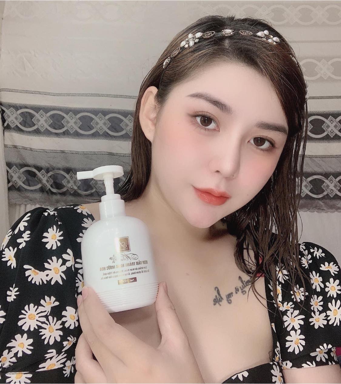 Kem tắm trắng mềm nước hoa như này mà mấy bà ko mê nữa thì thôi em chịu thua luôn nha Kem tắm trắng mềm nước hoa như này mà mấy bà ko mê nữa thì thôi em chịu thua luôn nha