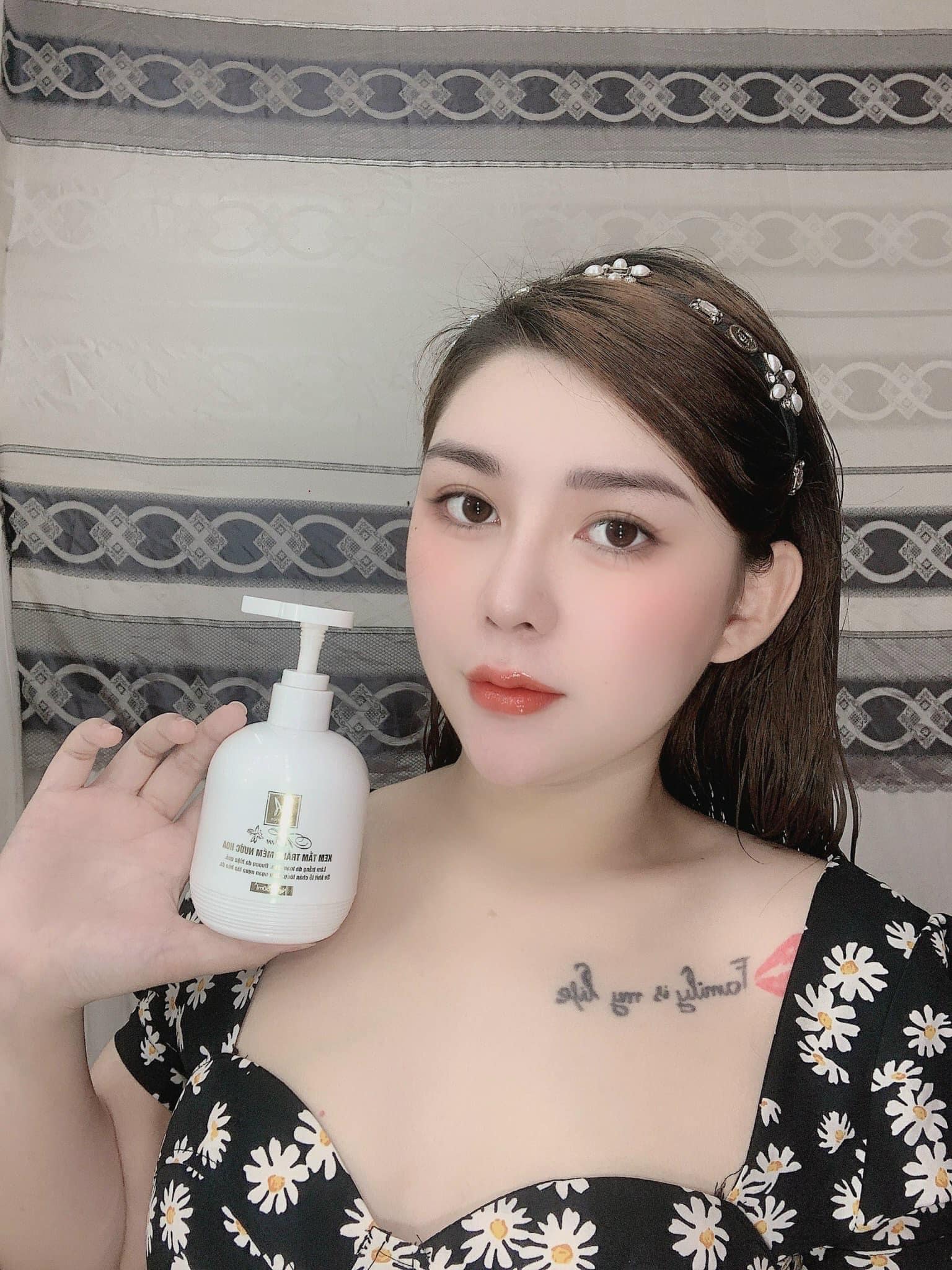 Kem tắm trắng mềm nước hoa như này mà mấy bà ko mê nữa thì thôi em chịu thua luôn nha Kem tắm trắng mềm nước hoa như này mà mấy bà ko mê nữa thì thôi em chịu thua luôn nha