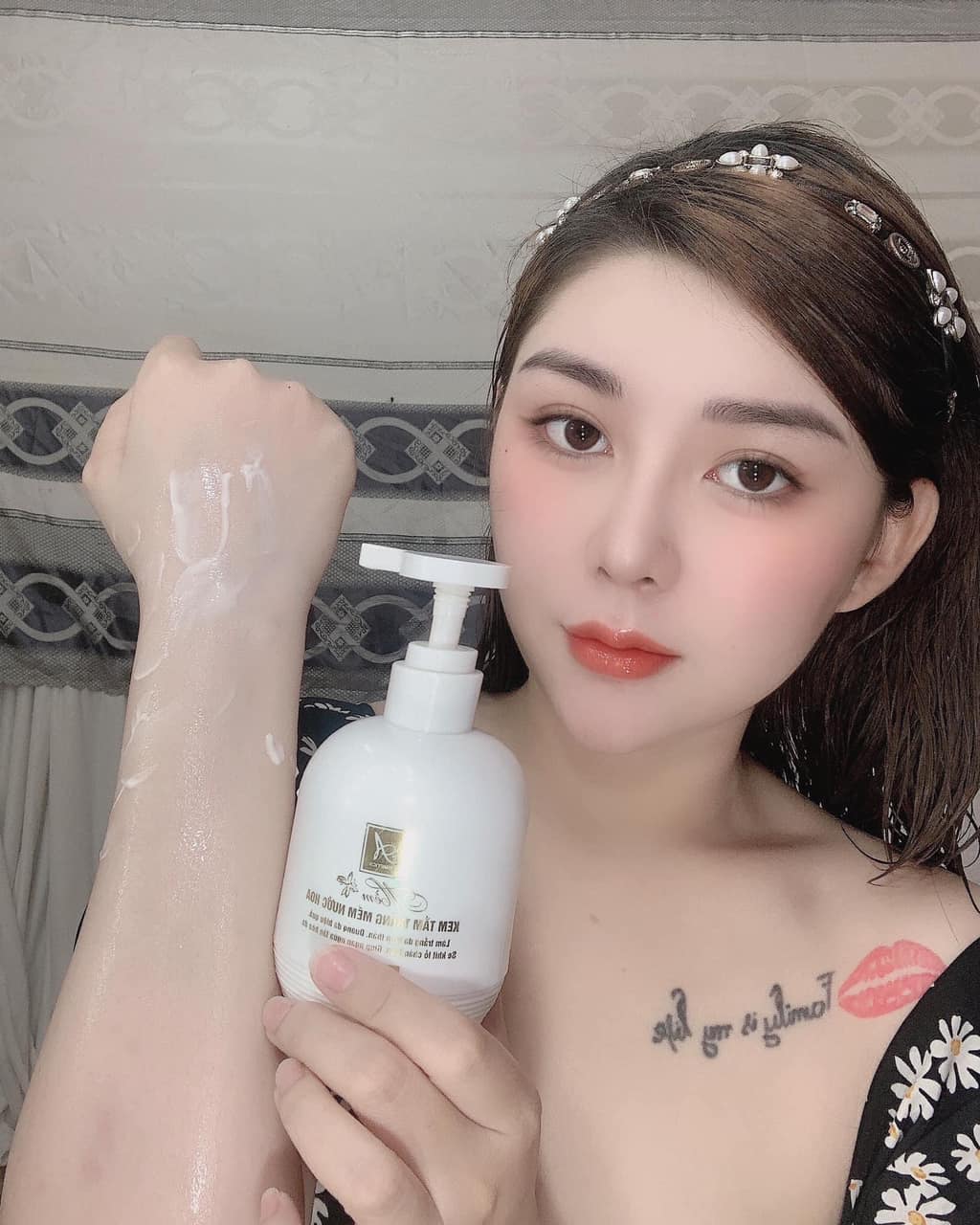 Kem tắm trắng mềm nước hoa như này mà mấy bà ko mê nữa thì thôi em chịu thua luôn nha Kem tắm trắng mềm nước hoa như này mà mấy bà ko mê nữa thì thôi em chịu thua luôn nha