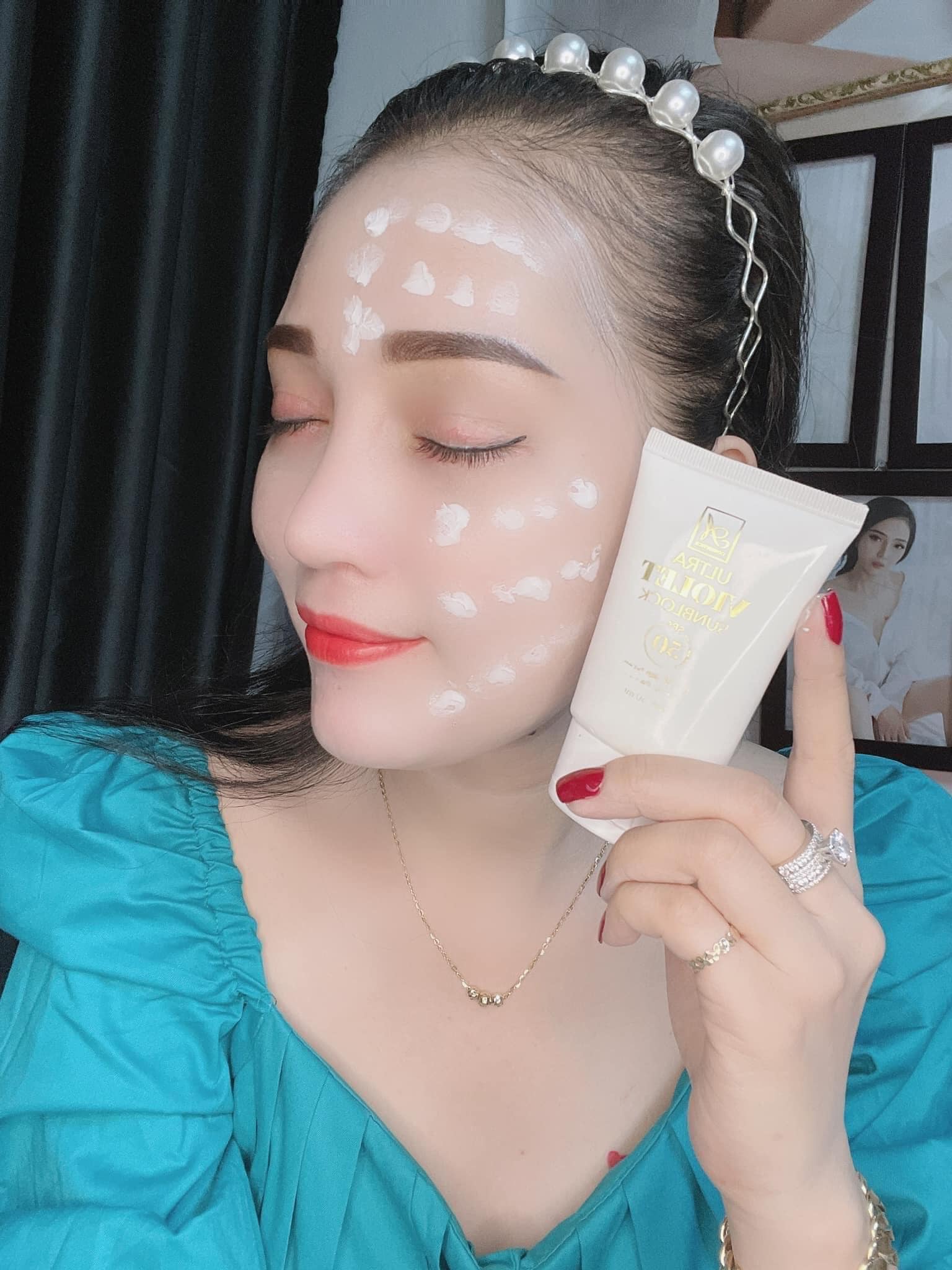 Ở nhà nhưng vẫn phải thoa chống nắng Phương Anh mỗi ngày để bảo vệ da tối đa Ở nhà nhưng vẫn phải thoa chống nắng Phương Anh mỗi ngày để bảo vệ da tối đa