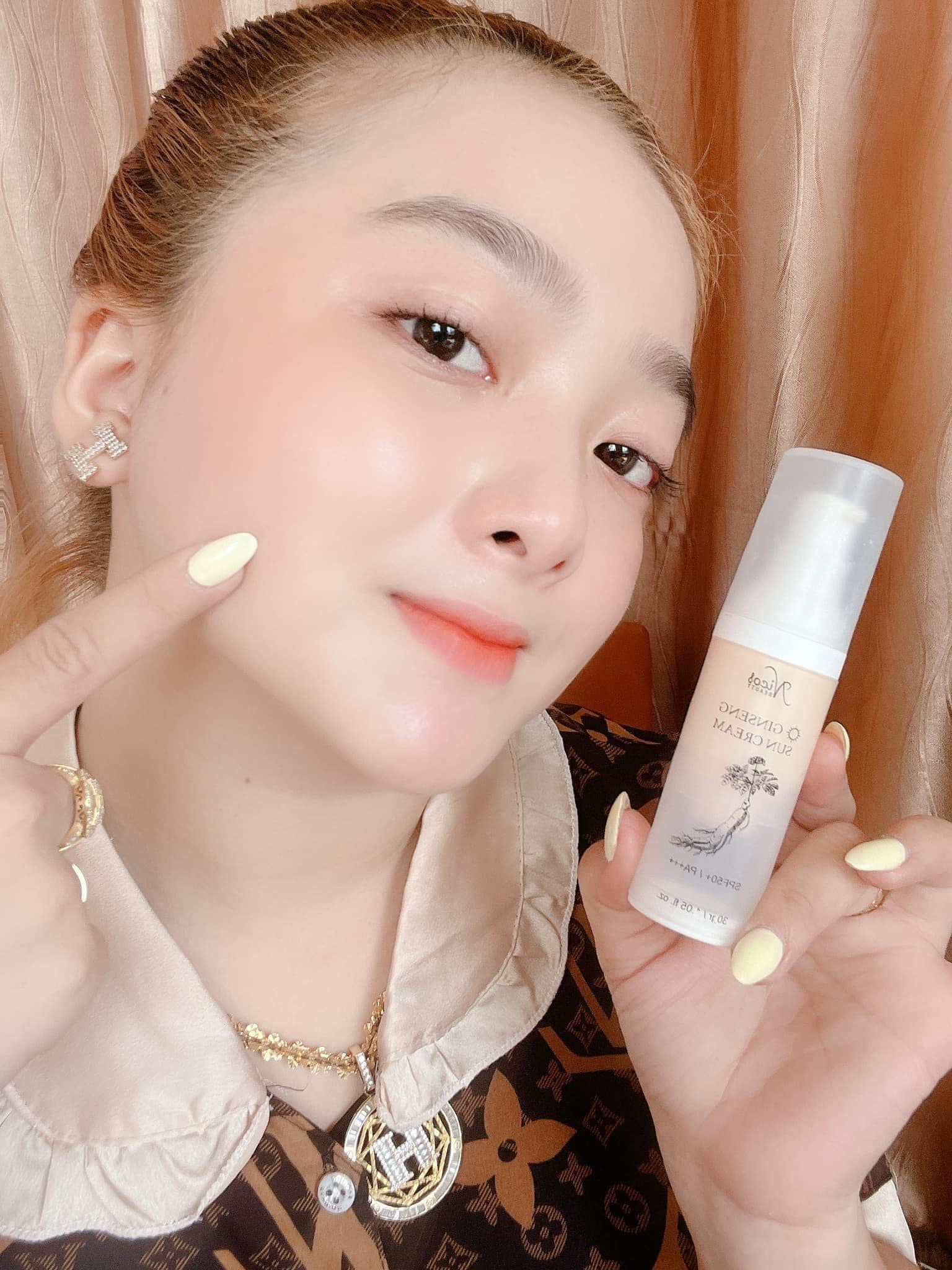 Sáng sớm vỗ nhẹ kem chống nắng rễ sâm NICOS lên da là hết bài Sáng sớm vỗ nhẹ kem chống nắng rễ sâm NICOS lên da là hết bài