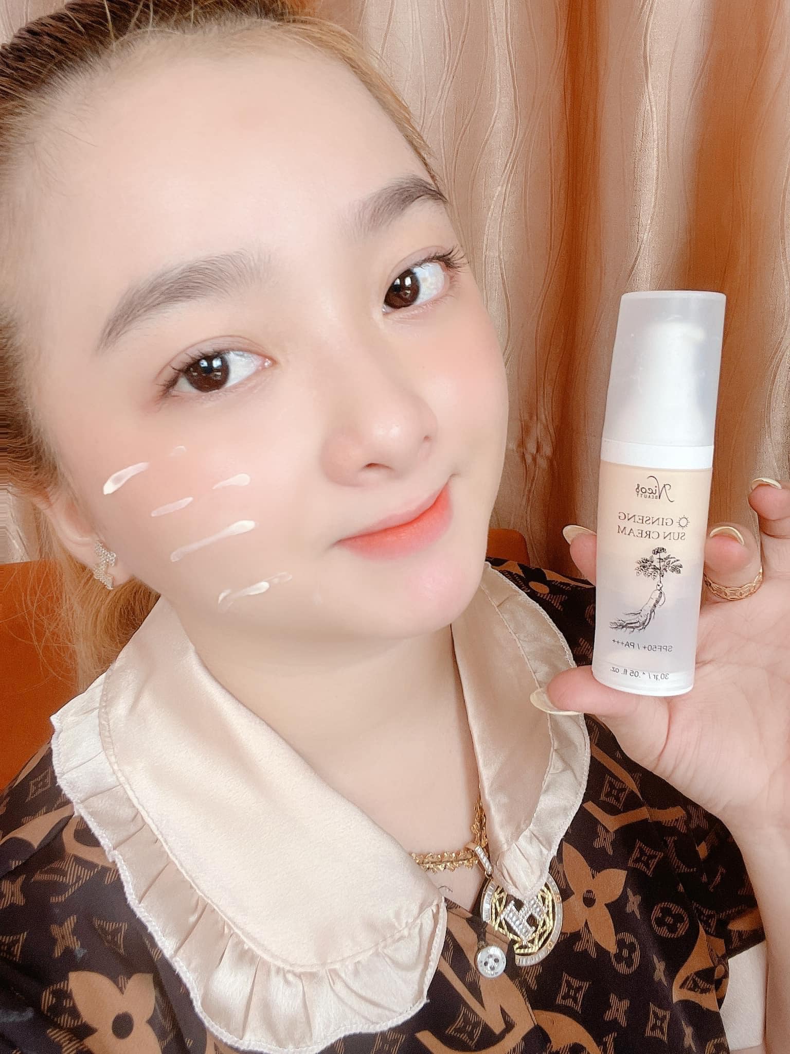 Sáng sớm vỗ nhẹ kem chống nắng rễ sâm NICOS lên da là hết bài Sáng sớm vỗ nhẹ kem chống nắng rễ sâm NICOS lên da là hết bài