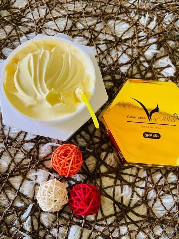 Sở Hữu Làn Da Trắng Sang Xịn Mịn Với Kem Body Hoàng Gia Vip White🔥🔥🔥 Sở Hữu Làn Da Trắng Sang Xịn Mịn Với Kem Body Hoàng Gia Vip White🔥🔥🔥