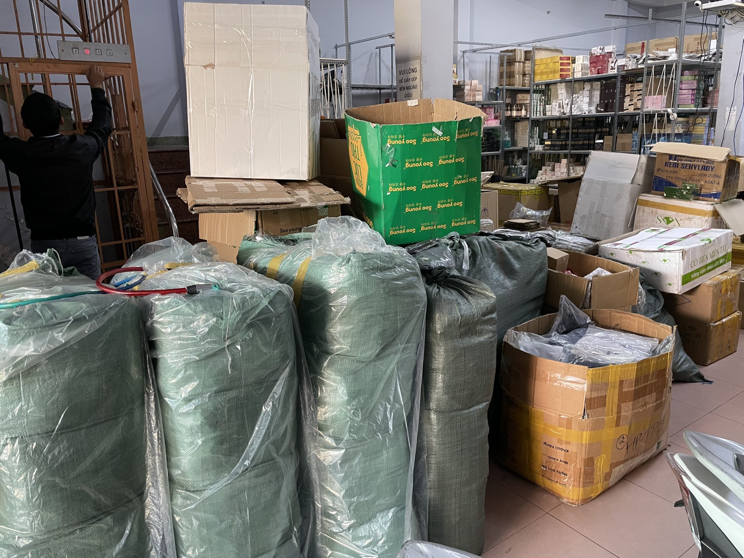 Hàng về tại kho ANN phục vụ tết Hàng về tại kho ANN phục vụ tết