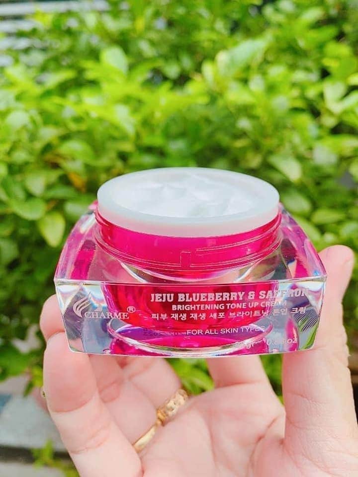 Trắng bật tông hồng rạng rỡ cùng Kem dưỡng da mặt Jeju Blueberry & Saffron Trắng bật tông hồng rạng rỡ cùng Kem dưỡng da mặt Jeju Blueberry & Saffron