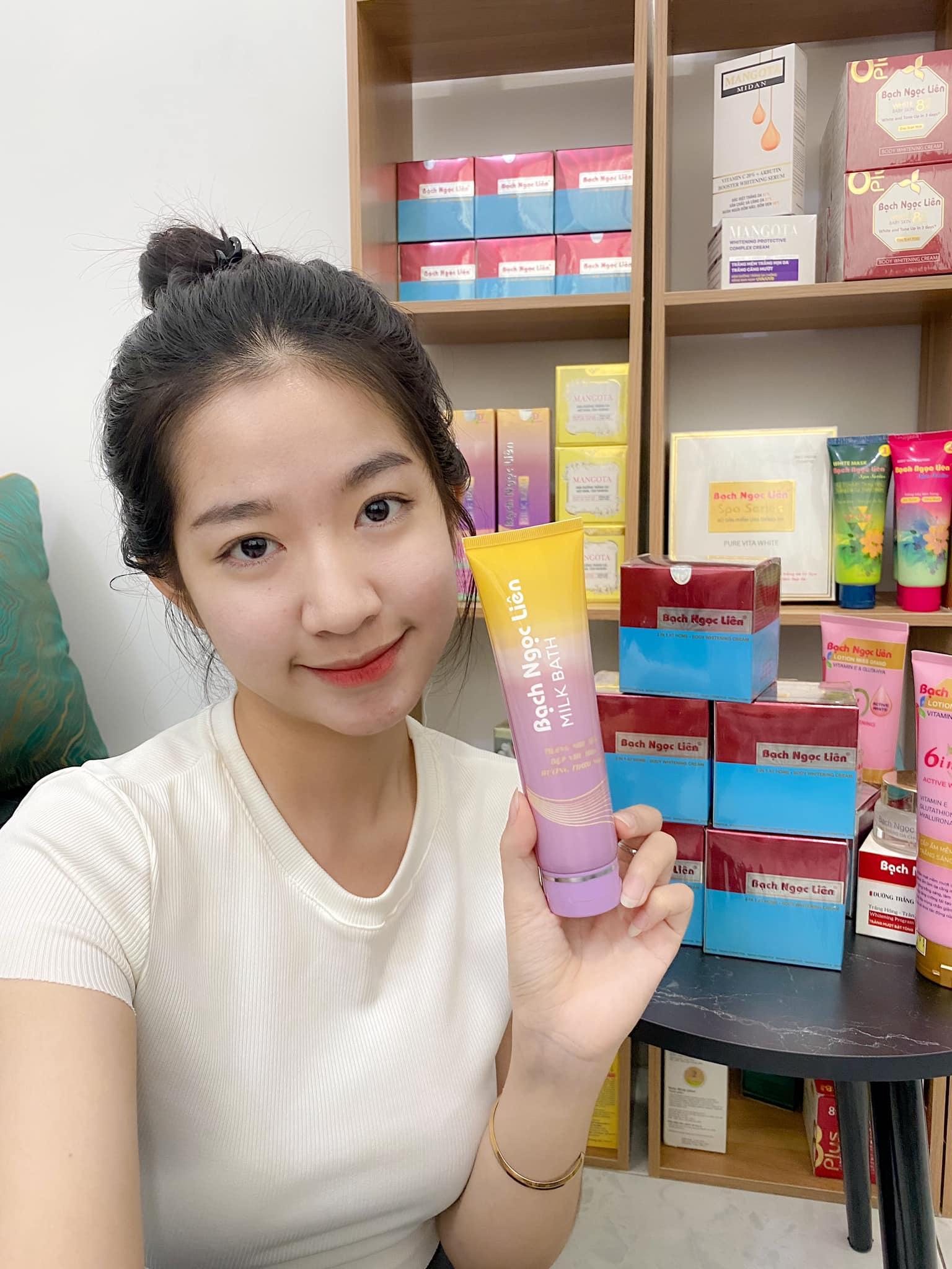 Tắm sữa Bạch Ngọc Liên da mịn như da em bé luôn á Tắm sữa Bạch Ngọc Liên da mịn như da em bé luôn á